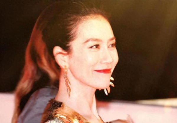 丰汇投资 出道28年不温不火，47岁看着像27，如今靠着赵露思终于翻身了